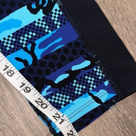 Nike Dri Fit Women’s Sz M Camo Blue 22” Capri Tights Activewear Pants - Picture 9 of 10
